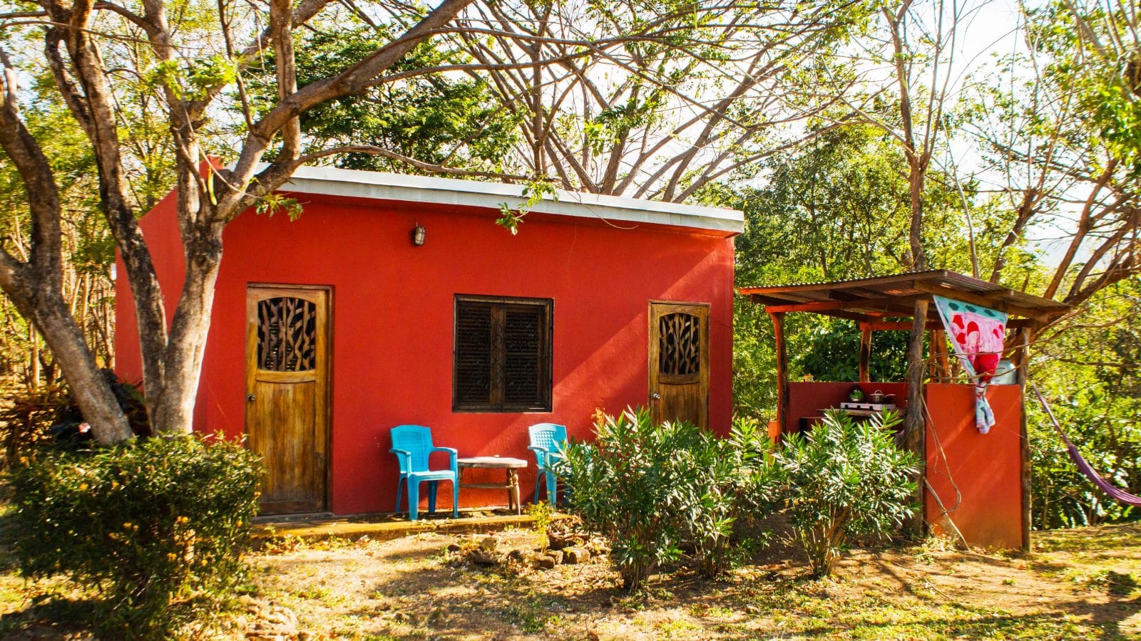 The jungle Oasis has a 1 bedroom guest casita.