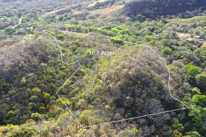 This Carrizal Acerage with development opportunities is near the entrance to Playa Hermosa.