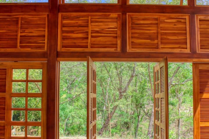 The jungle house on land is 5 minutes from Escamequita.