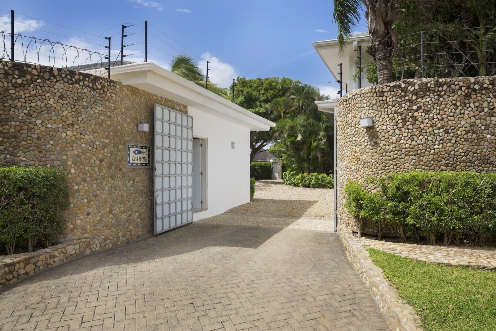 Exterior entry drive way