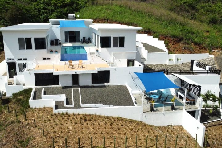 Luxury Home in Paradise Bay