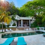Perfect pool for hosting family gatherings and watching the movement in the lively bay.