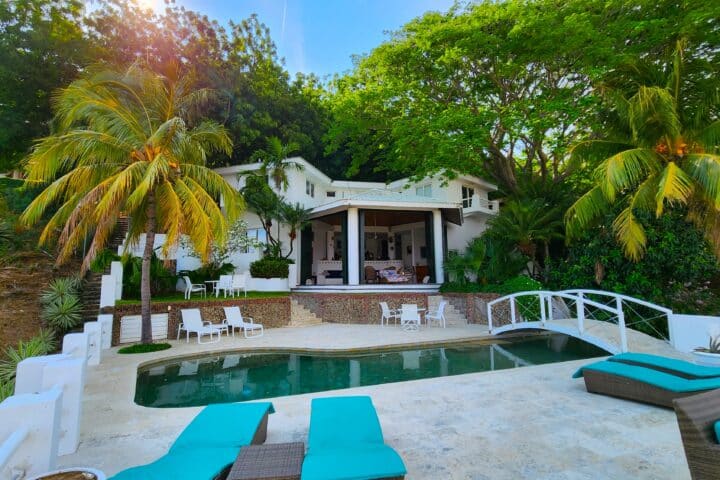 Perfect pool for hosting family gatherings and watching the movement in the lively bay.