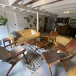 Second lounge area with sofas