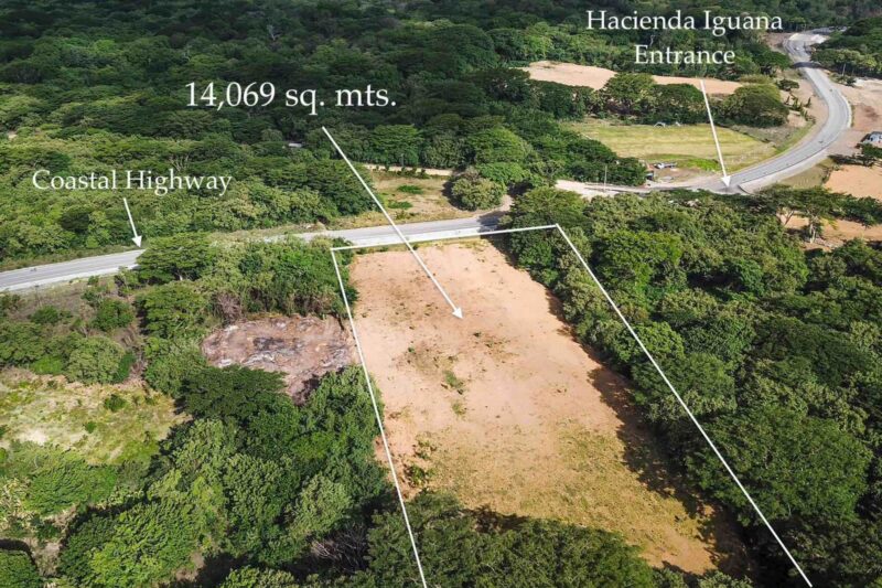 Aerial marking the lot boundary, highway frontage, and Hacienda Iguana entrance
