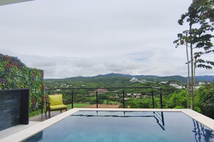 Townhouse with pool in Pacific Marlin — private pool overlooking the green hills